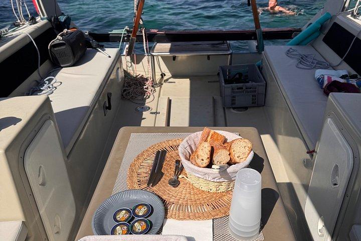 Antibes : セーリングボート旅行（朝食、シュノーケリング、パドル付き）