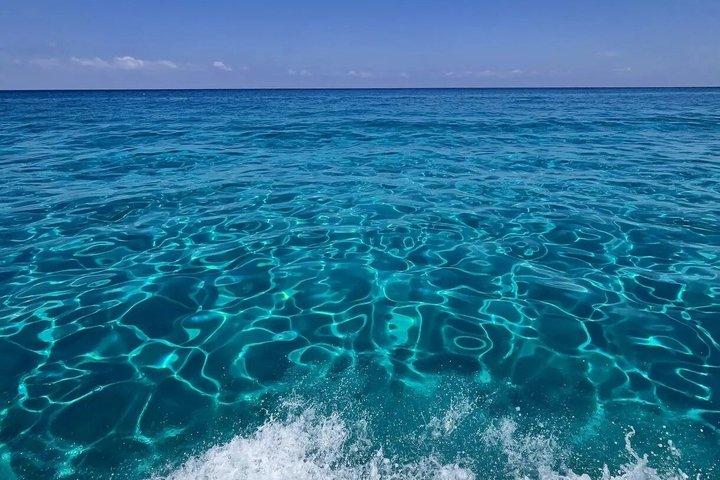 Passeio de bote com aperitivo e paradas em Tropea e Capo Vaticano.