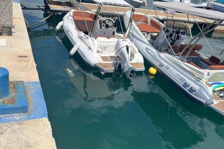 Passeio de bote com aperitivo e paradas em Tropea e Capo Vaticano.
