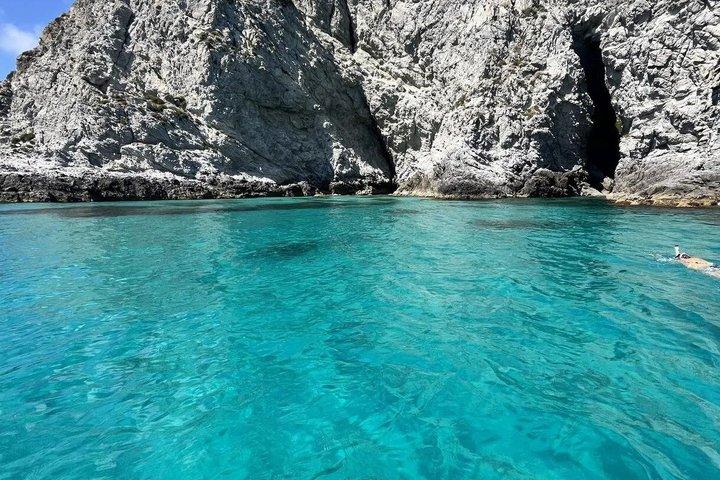 Passeio de bote com aperitivo e paradas em Tropea e Capo Vaticano.