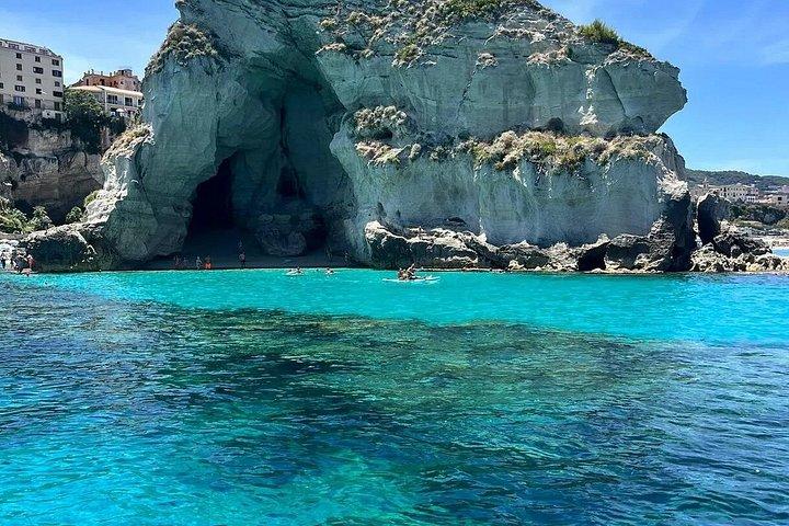 Passeio de bote com aperitivo e paradas em Tropea e Capo Vaticano.