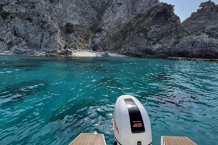 Passeio de bote com aperitivo e paradas em Tropea e Capo Vaticano.