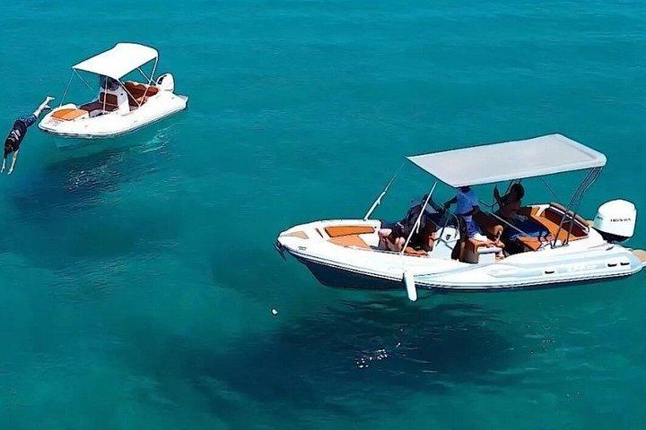 Passeio de bote com aperitivo e paradas em Tropea e Capo Vaticano.