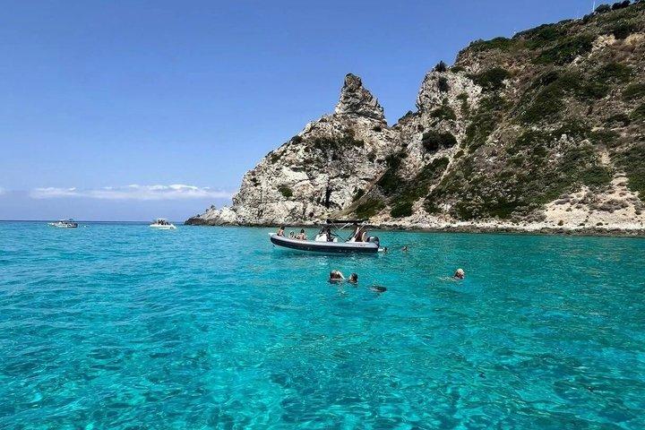 Boat tour with aperitif and stops in Tropea and Capo Vaticano