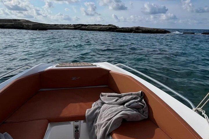 Passeio de bote com aperitivo e paradas em Tropea e Capo Vaticano.