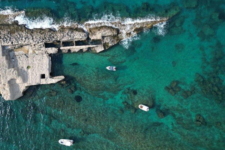 Passeio de bote com aperitivo e paradas em Tropea e Capo Vaticano.