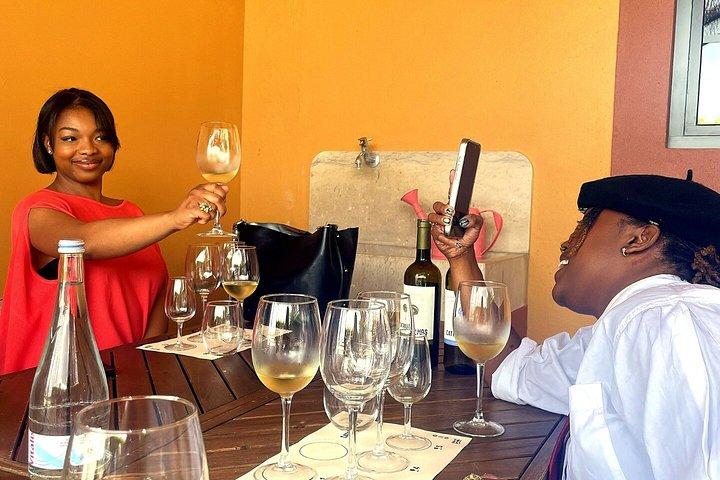 リスボン小グループからのセトゥーバルワインツアー、試飲とランチ