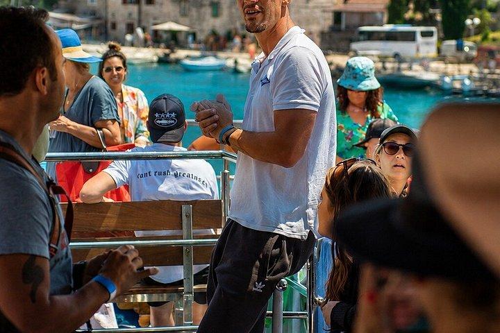 Blaue Lagune & 3 Inseln Kreuzfahrt mit Mittagessen, Wein & Schwimmen ab Split