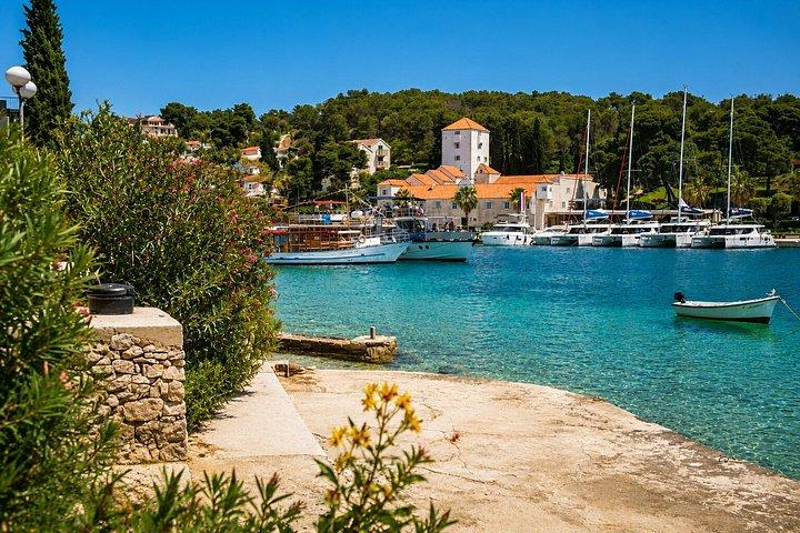 Blaue Lagune & 3 Inseln Kreuzfahrt mit Mittagessen, Wein & Schwimmen ab Split