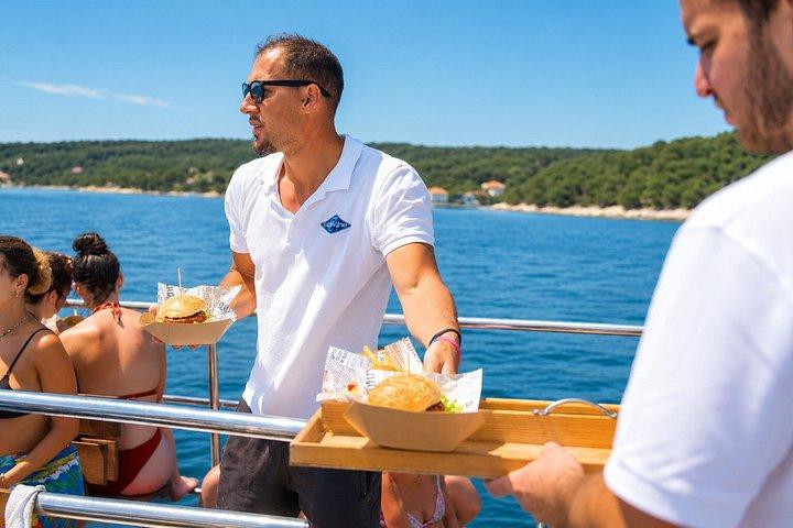 Blaue Lagune & 3 Inseln Kreuzfahrt mit Mittagessen, Wein & Schwimmen ab Split