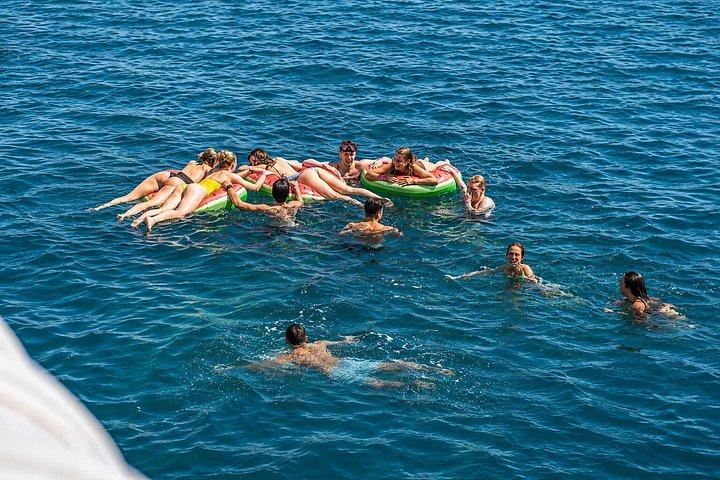 Blaue Lagune & 3 Inseln Kreuzfahrt mit Mittagessen, Wein & Schwimmen ab Split