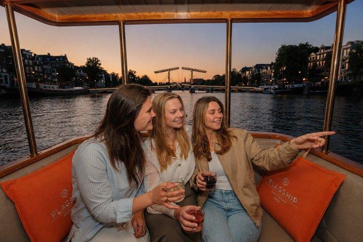 Amsterdamer Abendkanalrundfahrt mit Fortgeschrittener und Bar