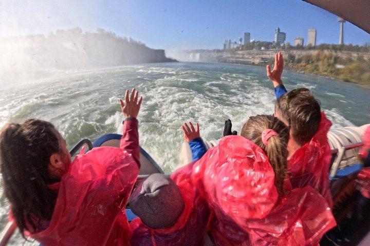 トロント発ナイアガラの滝2日ツアー-クルーズ、ワイナリー、水族館