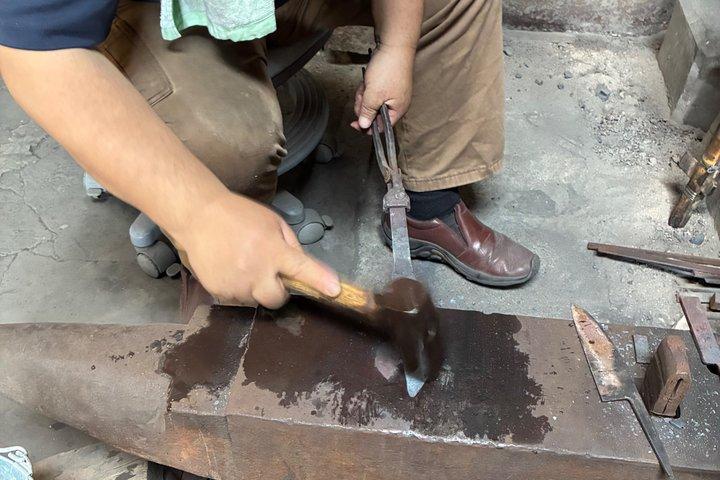 De Tokyo Forge un cuchillo con un fabricante de cuchillos de segunda generación