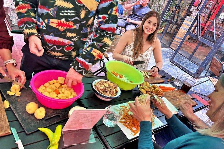 Budapeste Goulash Cozinha e Reunião em um Ruin Bar nos sábados
