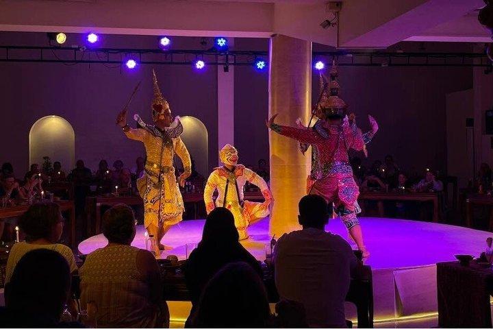 Cena y baile tailandés tradicional de Nopparat