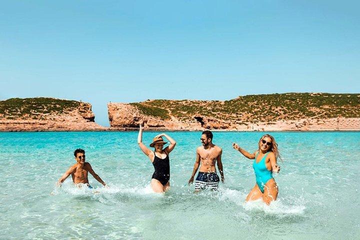 Dagstur til Cominos blå lagune med katamaran fra Malta