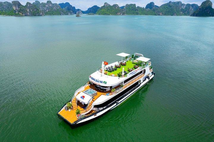 Dagstur till Halong Bay från Hanoi: Liberty Cruise, Cave & Kayaking