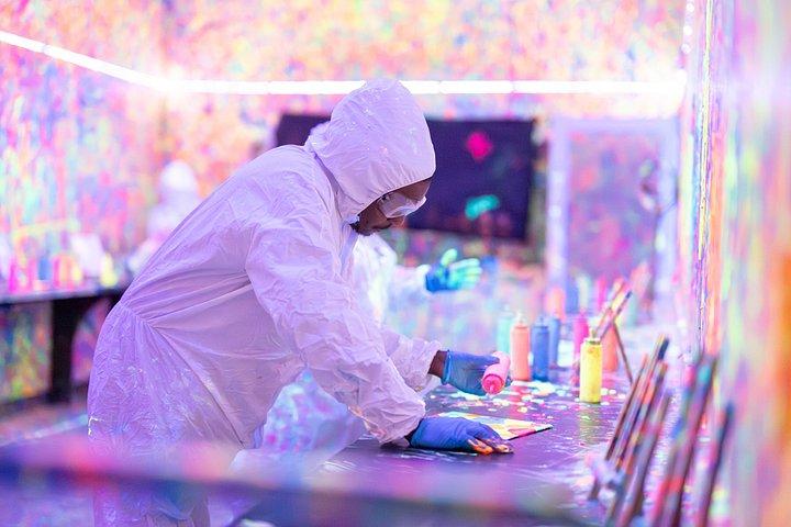 暗闇で光るスプラッターペイント体験