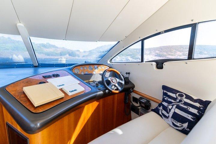 ボドルムでの 6 時間のプライベート VIP モーターヨット チャーター (昼食付き)
