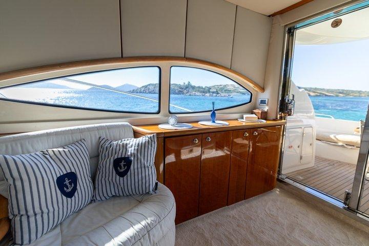 ボドルムでの 6 時間のプライベート VIP モーターヨット チャーター (昼食付き)