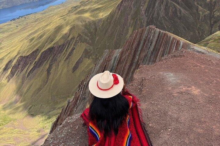 クスコからパレイ・プンチュ山終日ハイキング