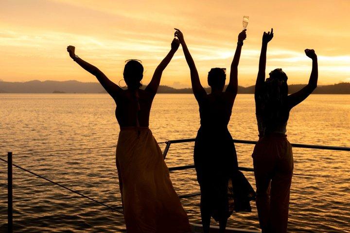 Crucero atardecer Rodas : Natación, Cena griega, Vino & Música en vivo