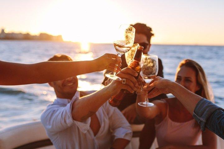 Crucero atardecer Rodas : Natación, Cena griega, Vino & Música en vivo