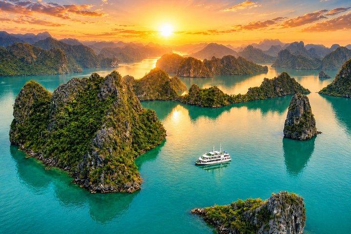 From Hanoi: Halong Bay Day Cruise with Titop Island, Kayak, Cave