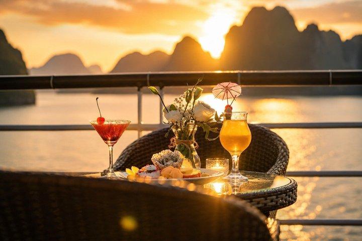 From Hanoi: Halong Bay Day Cruise with Titop Island, Kayak, Cave