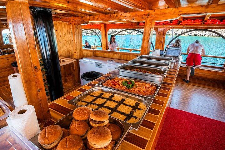 アンタルヤ・ララ海賊船旅ランチ無制限ソフトドリンクとお楽しみ