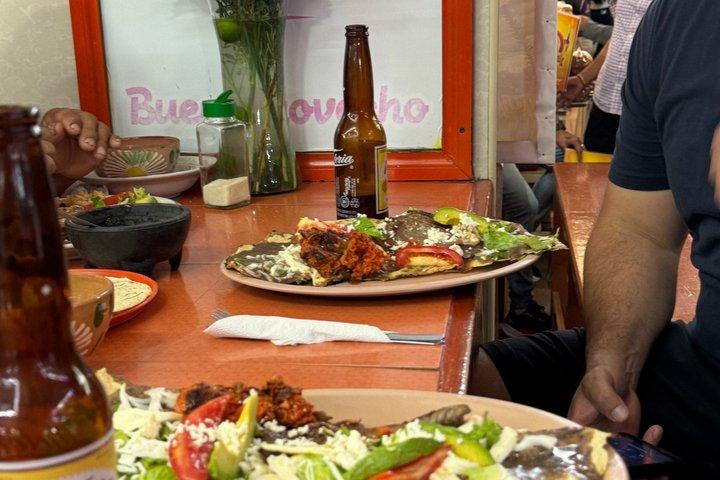地元の食の専門家が案内するオアハカ隠れストリートフードツアー