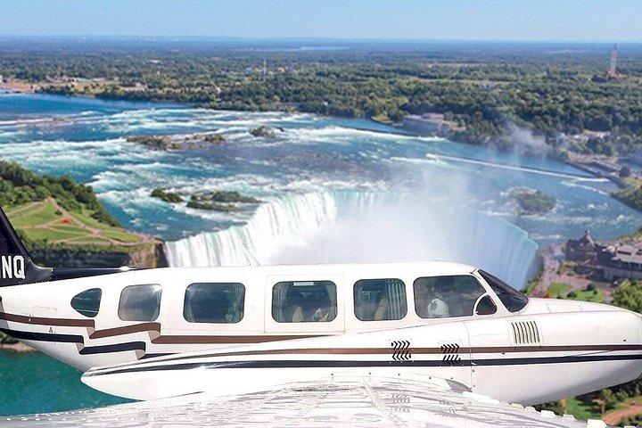 iflyTOTOで1時間のトロントとナイアガラの滝の空中ツアー