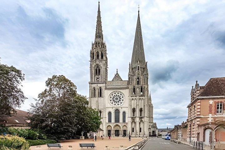 Tour Privado da Catedral de Chartres (5h) Condução e Guia