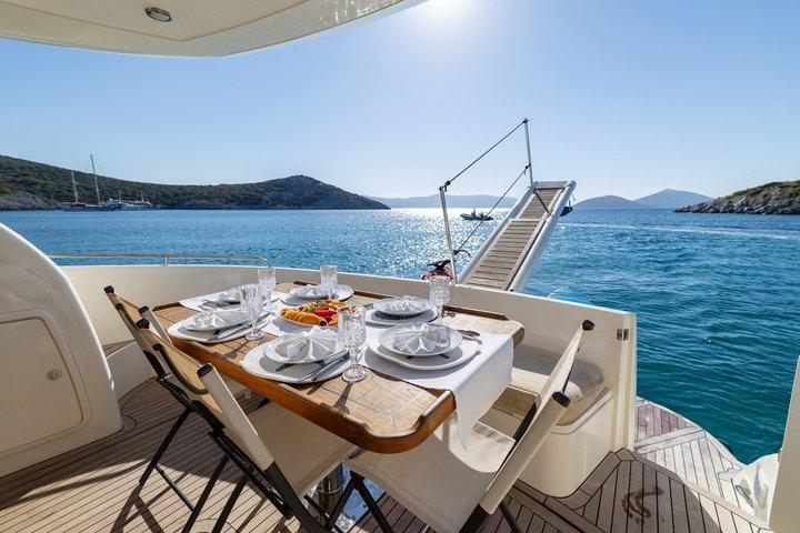 Tour privato al tramonto in yacht con cena a Bodrum