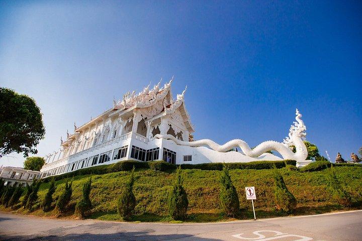 チェンライ・アイコニック4寺院ホワイトブルーレッド＆ラリッタカフェツアー
