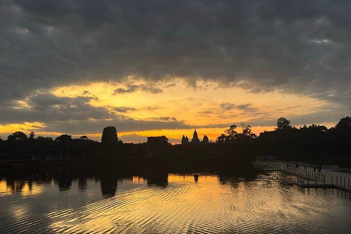 Angkor Wat Sunrise & 3 Main Temples – Small Group