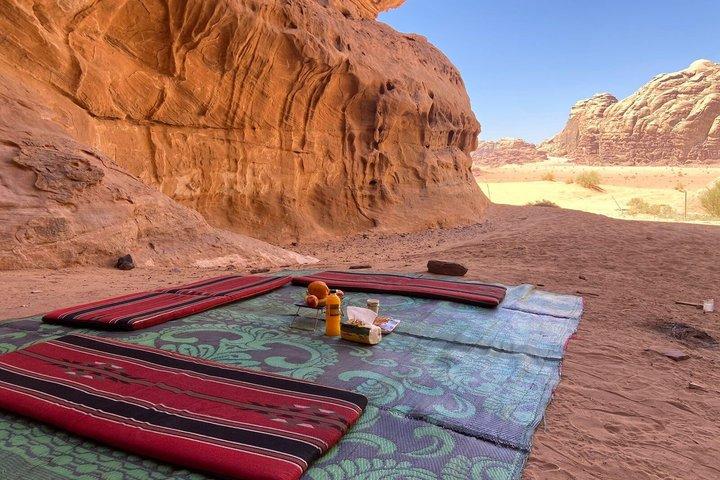 Wadi Rum Heldags Jeeptur med traditionell beduinlunch