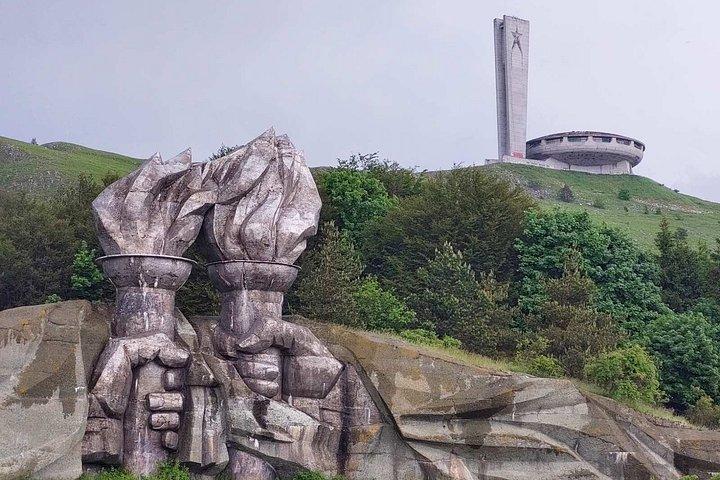 De Sofia: Excursão de um dia ao Monumento de Prohodna e Buzludzha