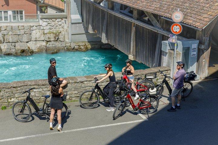 インターラーケンバレーEバイクツアー： 川、湖、森、城