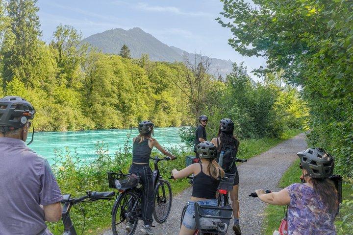 インターラーケンバレーEバイクツアー： 川、湖、森、城