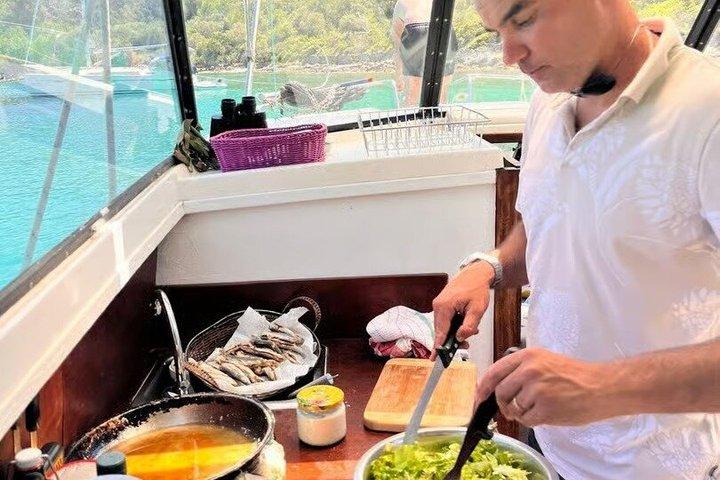 ザダルボートツアー：隠れた入り江＆船上での新鮮なダルメシアン料理