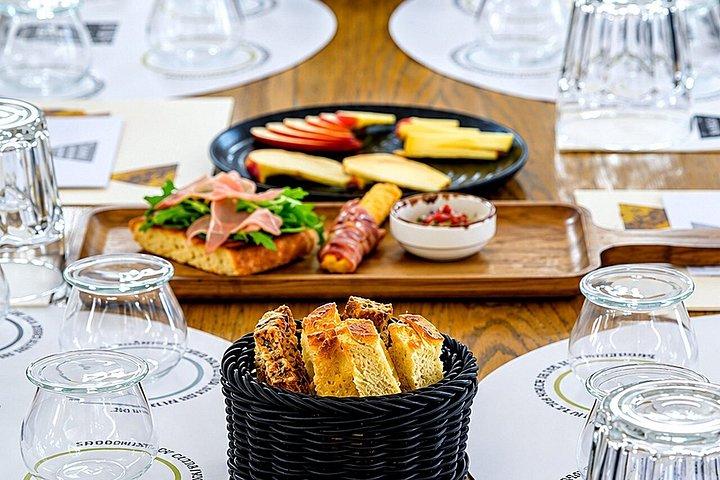 サントリーニオリーブオイルの試飲と農場はプライベート経験をテーブルに