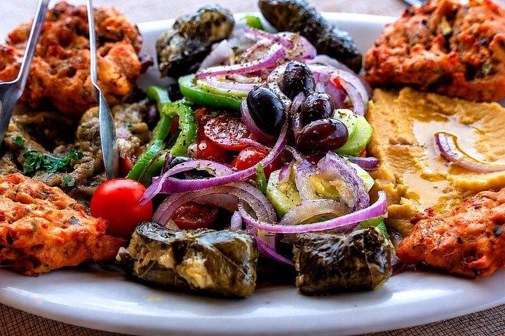 Tour privado de vino y comida vegana de Santorini