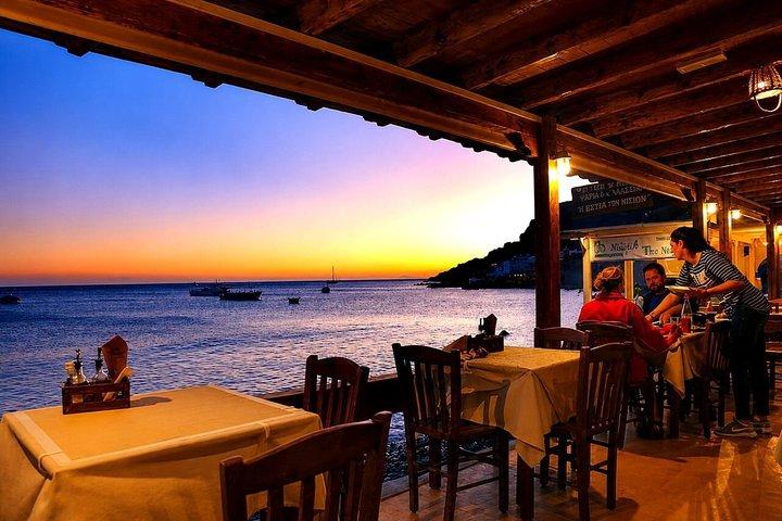 Tour privado de vino y comida vegana de Santorini