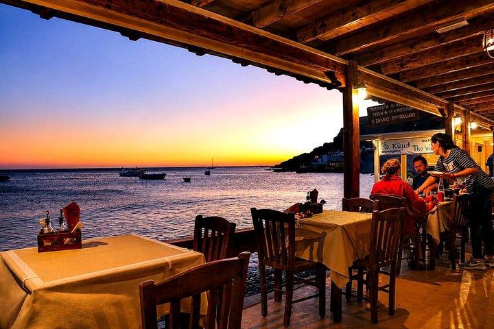 Smaker av Santorini mat och vin privat solnedgångstur