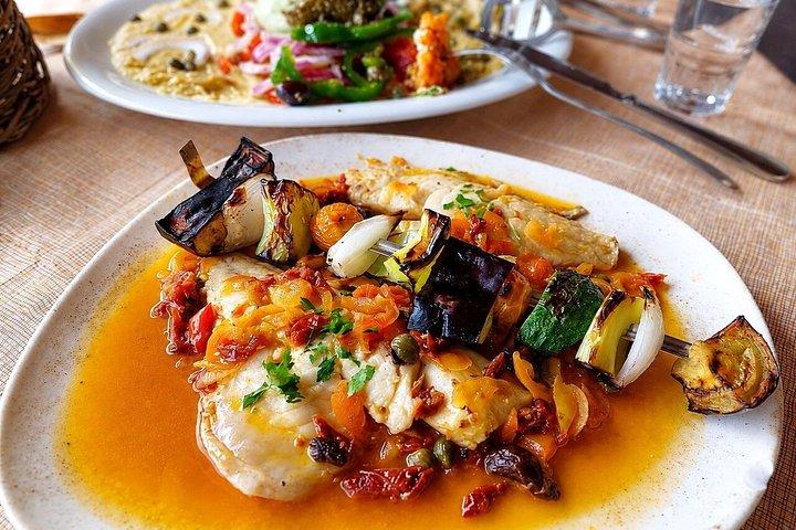 Sabores da excursão privada de comida e vinho ao pôr do sol em Santorini