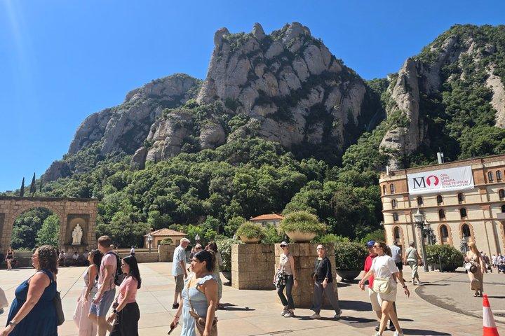 バルセロナ・モントセラト大聖堂、黒のマドンナツアー（送迎付き）