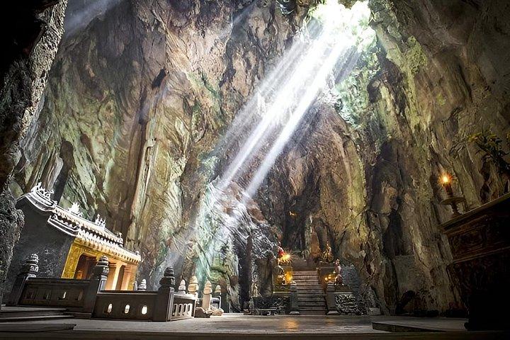 ダナンから夜、大理石の山々やホイアン市内を巡るツアー