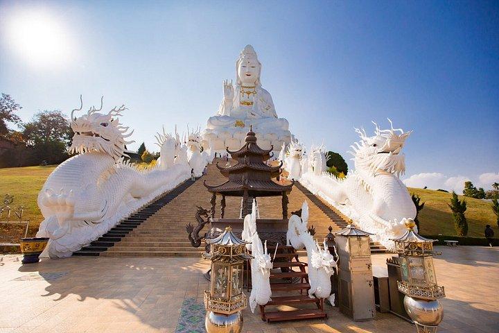 チェンライ・アイコニック4寺院ホワイトブルーレッド＆ラリッタカフェツアー
